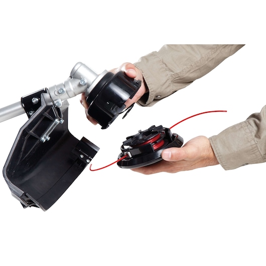 BLACKDECKER GST43 grass trimmer spool replacement, close-up with hands showing spool and red line on white background.